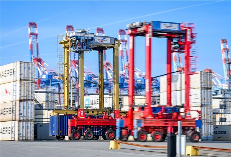 96 neue Mitarbeiter im Hafen gesucht Mit neuen Van Carriern und 96 weiteren Fahrer soll der steigende Containerumschlag an der Stromkaje bewältigt werden. Terminalchef Mikkel Andersen spricht von einem „starken Zeichen“.