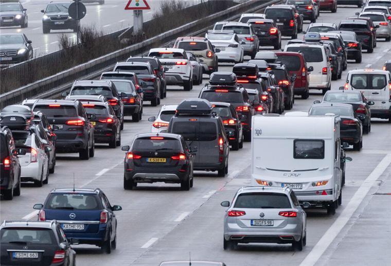 ARCHIV - 23.12.2022, Baden-Württemberg, Gruibingen: Autos stehen auf der Autobahn 8 in Fahrtrichtung München im Stau. (zu dpa: «Autobahn GmbH rechnet mit Staus zu Beginn der Herbstferien») Foto: Marijan Murat/dpa +++ dpa-Bildfunk +++