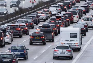 ARCHIV - 23.12.2022, Baden-Württemberg, Gruibingen: Autos stehen auf der Autobahn 8 in Fahrtrichtung München im Stau. (zu dpa: «Autobahn GmbH rechnet mit Staus zu Beginn der Herbstferien») Foto: Marijan Murat/dpa +++ dpa-Bildfunk +++