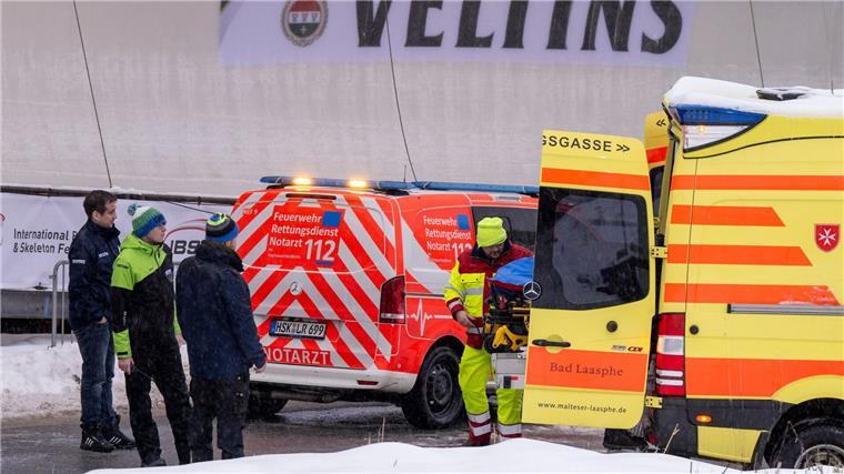 Nach Sturz-Stopp: Friedrich nur Zweiter im Viererbob Ärzte versorgen in Winterberg den Anschieber eines Spurbobs, der während der Fahrt gestürzt ist und schwer verletzt wurde.