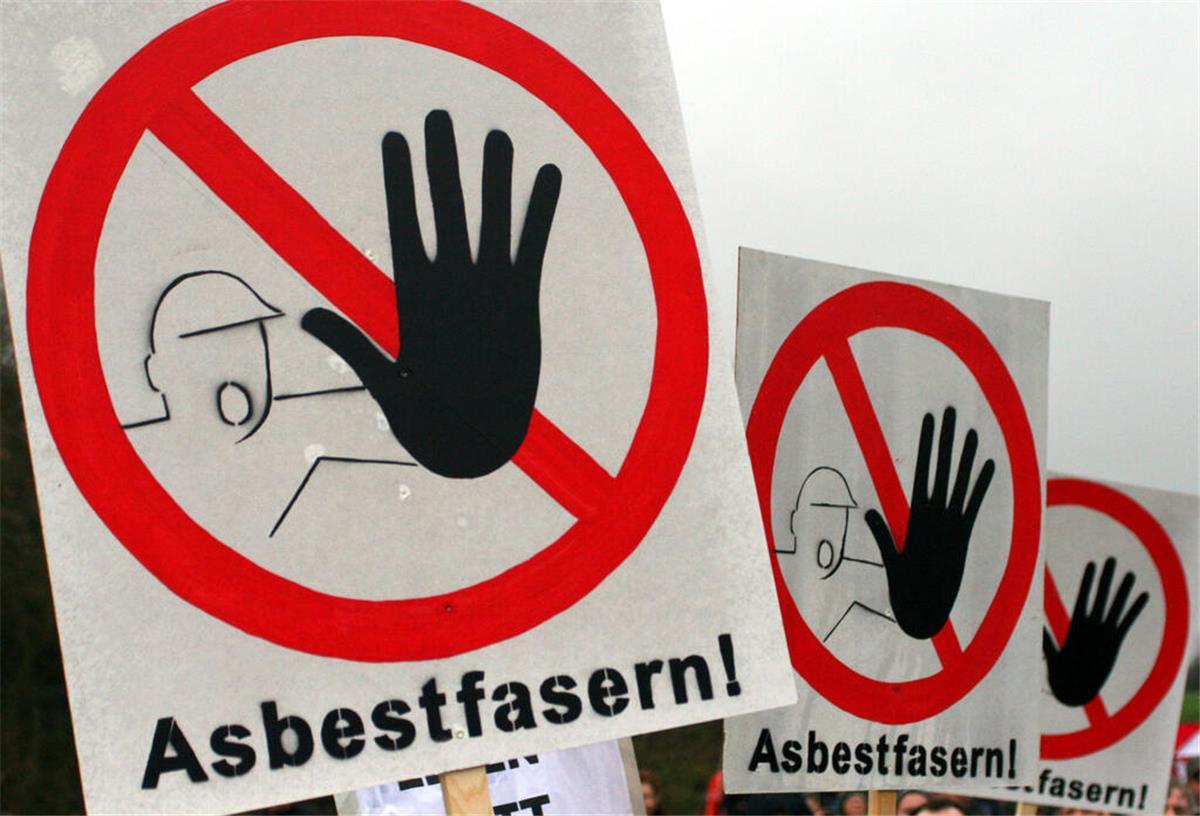 Alarmierende Zahlen: Schlittert das Cuxland in die Asbest-Falle? Asbestfasern gefährden die Gesundheit. Deshalb weist die IG Bau auf Gefahren großer Mengen Asbest in Wohngebäuden hin.
