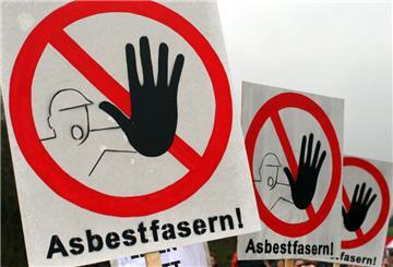  Asbestfasern gefährden die Gesundheit. Deshalb weist die IG Bau auf Gefahren großer Mengen Asbest in Wohngebäuden hin.