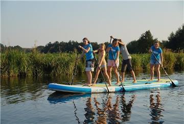  Auf das Achter-Board ist man in einer kleinen Gruppe auf dem Wasser unterwegs.