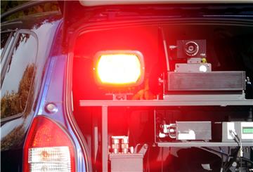  Aus einem zivilen Fahrzeug wird ein Autofahrer "geblitzt". Im Landkreis Rotenburg wird das auch in der kommenden Woche wieder vielfach geschehen. 