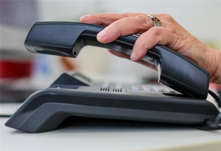 Aufgepasst: Telekom-Festnetz wird teurer! Experten raten Kunden zum Umstieg Eine Frau nimmt einen Telefonhörer in die Hand.