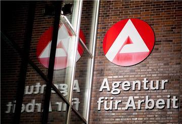 Der Schriftzug „Agentur für Arbeit“ hängt an einem Gebäude. 