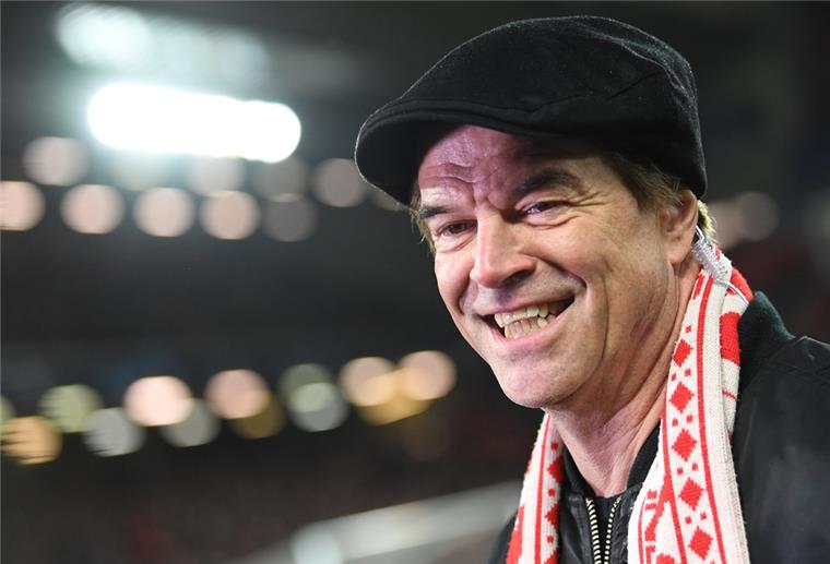 Campinos Ehefrau war nicht begeistert von seinem Buch Campino, Sänger der Band Die Toten Hosen und Fan des FC Liverpool, hat das Buch „Bekenntnisse eines Fußball-Süchtigen" geschrieben. Seine Frau nannte das „Liverpool-Quatsch“.