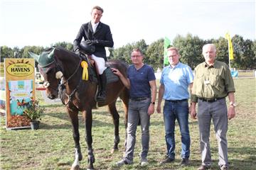 : Claes Lendrop (Reitclub Bremerhaven) Sieger in der ersten Abteilung des M**-Sp...