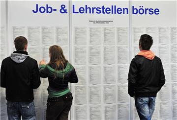  Damit die saisonbedingt überproportional von Arbeitslosigkeit betroffenen 15- bis 19-Jährigen schnell einen Ausbildungsplatz finden, bietet die Agentur für Arbeit Bremerhaven am 3. und 10. September Vermittlungsaktionen an.