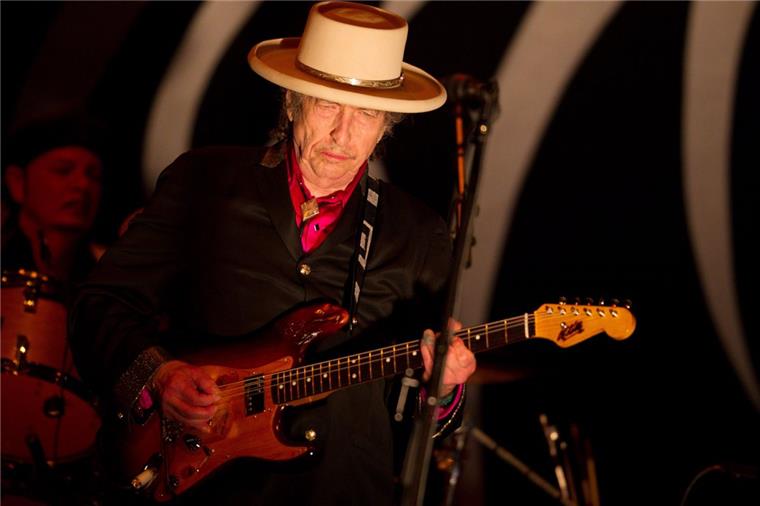Bildergalerie: Acht Geschichten über Bob Dylan, die kaum einer kennt "Das gleiche wie Einstein für die Physik" sei Bob Dylan für die Popkultur, schrieb das US-Magazin "Newsweek" vor einiger Zeit. "Einer der großen - wenn nicht der größte - Songschreiber des 20. und 21. Jahrhunderts", sagt der Historiker und Dylan-Experte Sean Wilentz von der Princeton-Universität im Interview der Deutschen Presse-Agentur. Heute wird der als Robert Allen Zimmerman in Duluth/Minnesota geborene Dylan 75 Jahre alt.