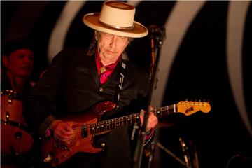 "Das gleiche wie Einstein für die Physik" sei Bob Dylan für die Popkultur, schrieb das US-Magazin "Newsweek" vor einiger Zeit. "Einer der großen - wenn nicht der größte - Songschreiber des 20. und 21. Jahrhunderts", sagt der Historiker und Dylan-Experte Sean Wilentz von der Princeton-Universität im Interview der Deutschen Presse-Agentur. Heute wird der als Robert Allen Zimmerman in Duluth/Minnesota geborene Dylan 75 Jahre alt.