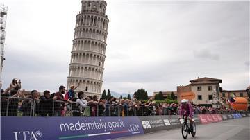  Der Däne Mads Pedersen radelt am Schiefen Turm von Pisa vorbei.