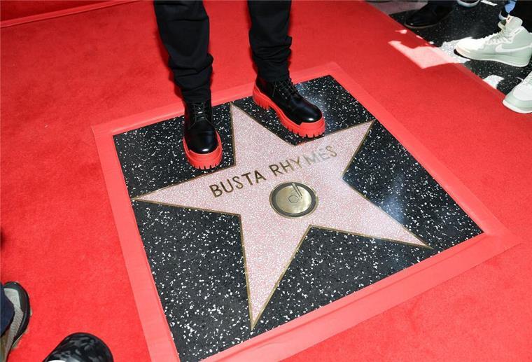  Der Hip-Hop-Star enthüllt auf dem „Walk of Fame“ den 2.818. Stern.