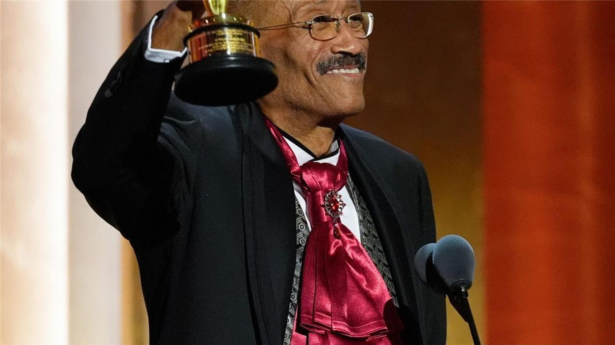 Tom Cruise und Dolly Parton mit Ehren-Oscars gekürt Der langjährige Szenenbildner Wynn Thomas freut sich über den Ehren-Oscar.