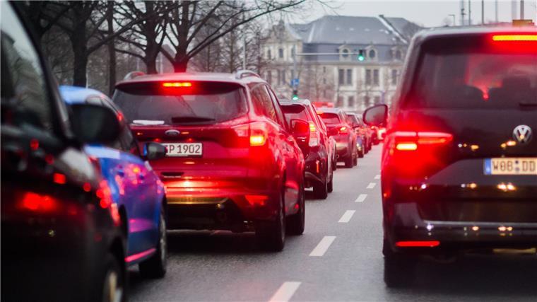 Busse und Bahnen stehen in Hannover still Der Warnstreik bei den hannoverschen Verkehrsbetrieben „Üstra“ führt zu vollen Straßen in Hannover.