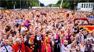  Deutschland-Fans jubeln in der Fanzone am Brandenburger Tor.