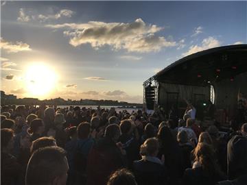  Die stimmungsvoll vom Sonnenuntergang erleuchtete Grimmershörnbucht bildete die...