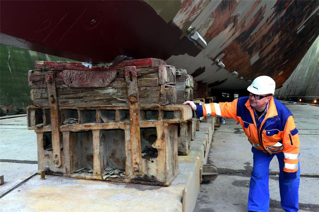  Dockmeister Reiner Riggers inspiziert die Kielpallen unter der &quot;&quot;Mito...