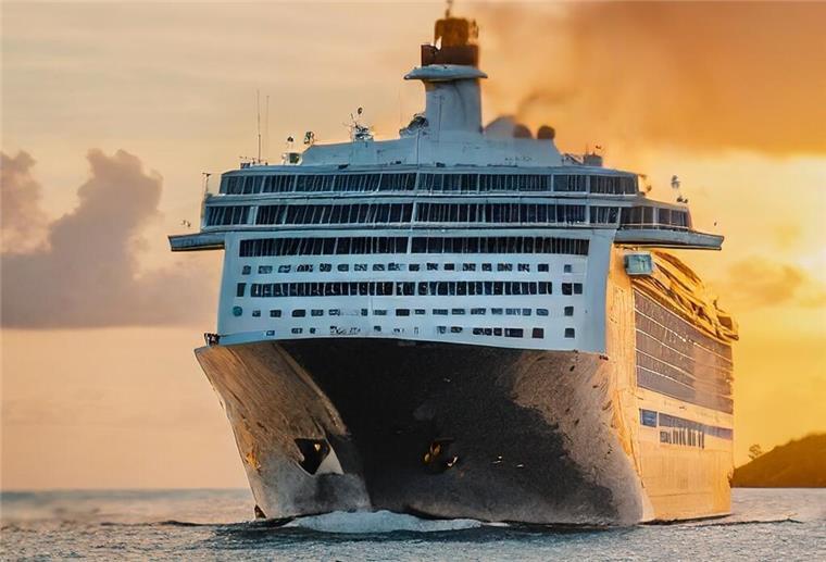 Ein Kreuzfahrtschiff fährt auf dem Wasser.
