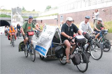  Durch den Tunnel bei Dedesdorf  sind die Radler der Tour de Natur unter der Wes...