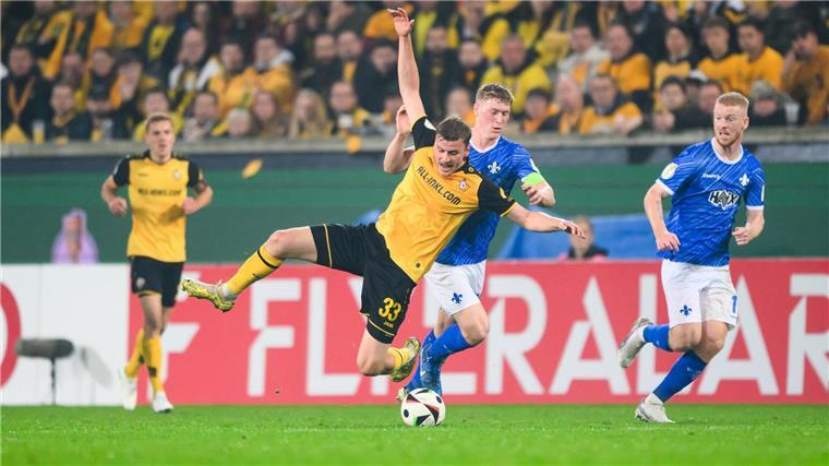 Stolz statt Trauer: Dynamo scheidet erhobenen Hauptes aus Dynamos Christoph Daferner (l) im Zweikampf mit gegen Darmstadts Clemens Riedel.
