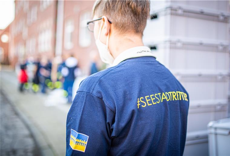 Mehr als 850 Menschen sind bereits nach Bremerhaven geflüchtet Ehrenamtliche "Seestadtretter", mit aufgedruckter ukrainischer Flagge auf dem Shirt. Foto: Hartmann
