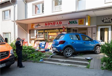  Ein 76-jähriger Mann ist am Morgen in eine Schaufensterscheibe gekracht und gestorben.