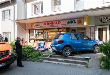  Ein 76-jähriger Mann ist am Morgen in eine Schaufensterscheibe gekracht und gestorben.