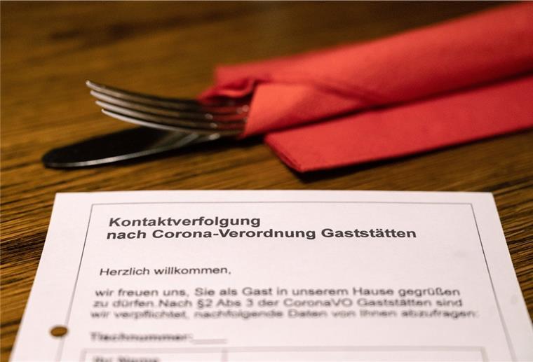 Senat schafft Kontaktverfolgung in Gastronomie und bei Veranstaltungen ab Ein Bogen zur Kontaktverfolgung in Gaststätten nach der Corona-Verordnung liegt in einer Gaststätte auf einem Tisch. Foto: Marijan Murat/dpa