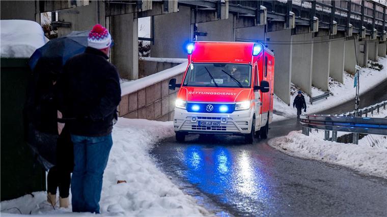 Sicherheit im Eiskanal: Boblager müht sich um Unfallschutz Ein Krankenwagen fährt einen schwer verletzten Bobanschieber von der Bahn in Winterberg weg.