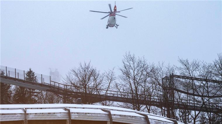 Sicherheit im Eiskanal: Boblager müht sich um Unfallschutz Ein Rettungshubschrauber landet, um den verunfallten Anschieber eines Spurbobs in Winterberg abzutransportieren