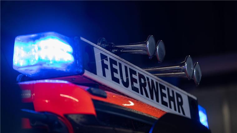  Ein Wohnhaus brannte nieder. Die Flammen griffen auf eine Scheune über. (Symbolbild)