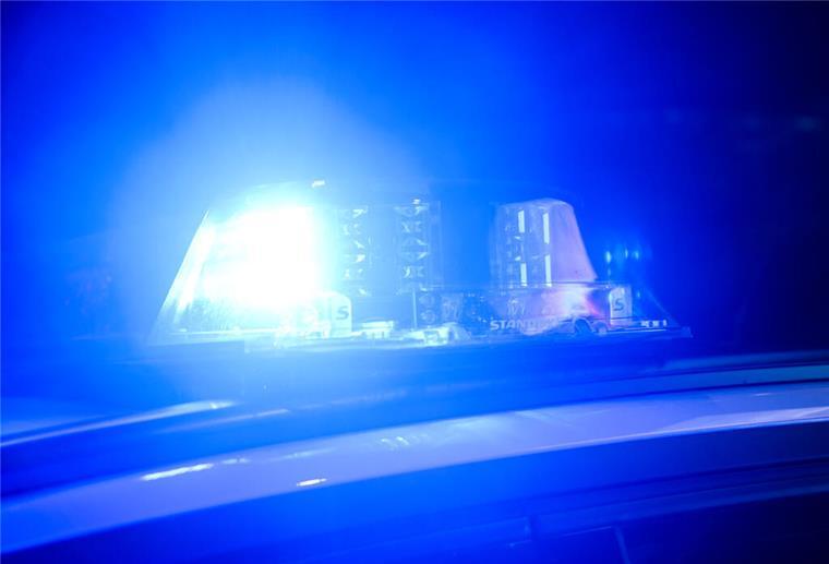  Eine junge Fahrerin stieß mit einer Kuh zusammen. Die Straße blieb für Bergungsarbeiten gesperrt.