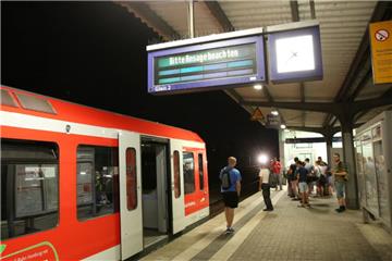  Eine leere S-Bahn steht an der S-Bahnstation Eidelstedt in Hamburg.