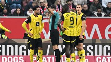  Emre Can (l) fehlt nach seiner Roten Karte gegen Mainz die nächsten beiden Spiele gesperrt.