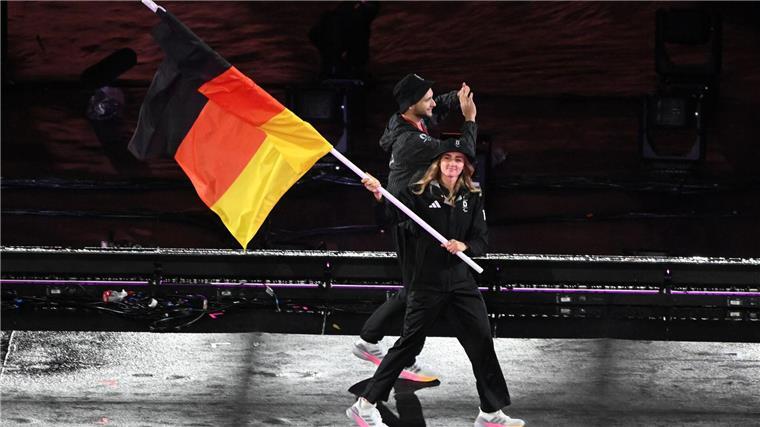  Fahnenträgerin bei der Abschlussfeier: Elena Semechin. 