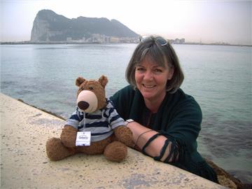 Gitta Gampe und ihr „Reisebär Bruce“ pflegen ein inniges Verhältnis. Mit anderen Kuscheltierfans treffen sich die beiden in Wremen.
