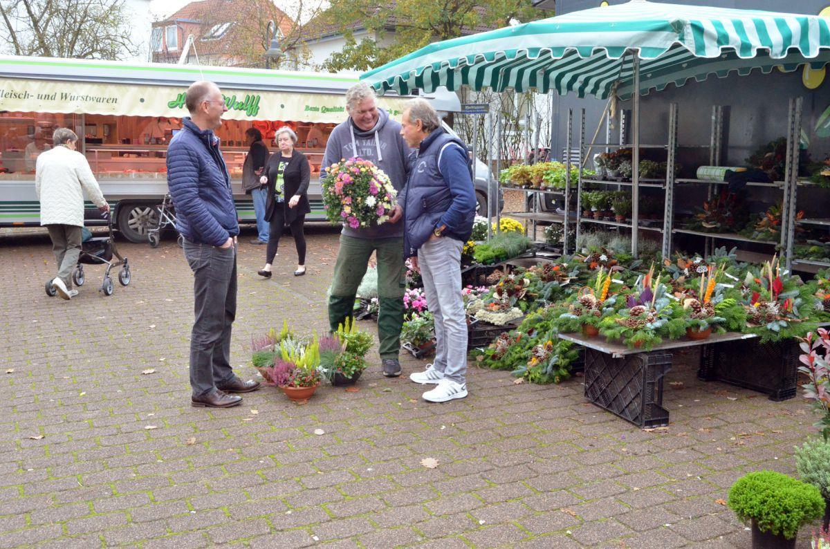  Freuen sich, dass es auf dem Wochenmarkt in Loxstedt wieder rund läuft. Bürgermeister Detlef Wellbrock (von links), Händler Stephan Scharnberg und Marktmeister Hans-Jürgen Ehrich.