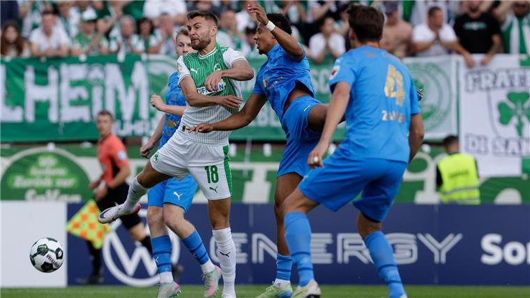 Zwei Platzverweise: Außenseiter Lohne verliert gegen Fürth Fürths Stürmer Felix Higl (l) wird von gleich zwei Lohnern bedrängt.