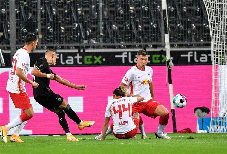 Leipzig verliert Tabellenführung Hannes Wolf (2.von links) erzielt das 1:0 für Gladbach.