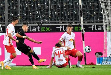  Hannes Wolf (2.von links) erzielt das 1:0 für Gladbach.