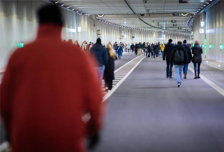  Hunderte Besucher nutzten die Chance, einmal durch den Tunnel zu spazieren.