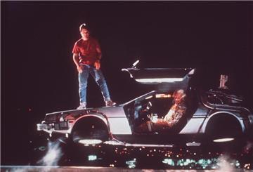  In „Zurück in die Zukunft“ wird der von Michael J. Fox verkörperte Held Marty McFly - mit Hilfe eines umgebauten Sportwagens vom Typ DeLorean DMC-12 - aus dem Jahr 1985 ins Jahr 1955 katapultiert.