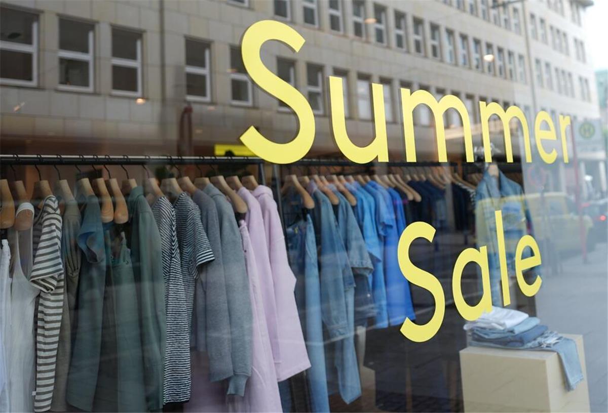 Hamburger Modeunternehmen ist pleite! Mehr als 400 Jobs stehen auf dem Spiel „Summer Sale“ steht auf einem Schaufenster einer Filiale der Modemarke Closed in der Innenstadt.