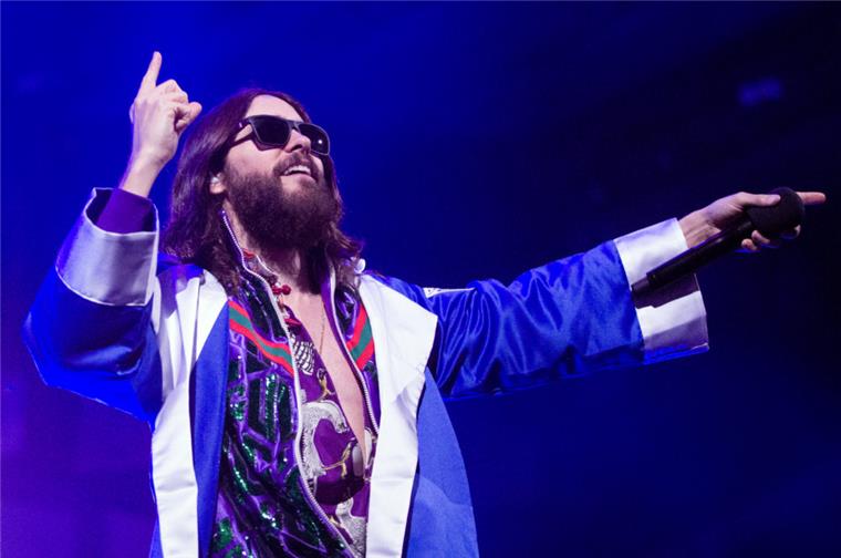  Jared Leto, Sänger von "Thirty Seconds to Mars" steht mit der Band bei einem Konzert auf der Bühne.