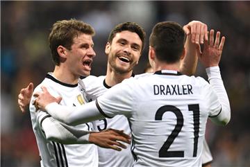  Jonas Hector (Mitte) jubelt nach seinem Tor zum 3:0 mit Thomas Müller (links) und Julian Draxler. Foto: Gebert/dpa 