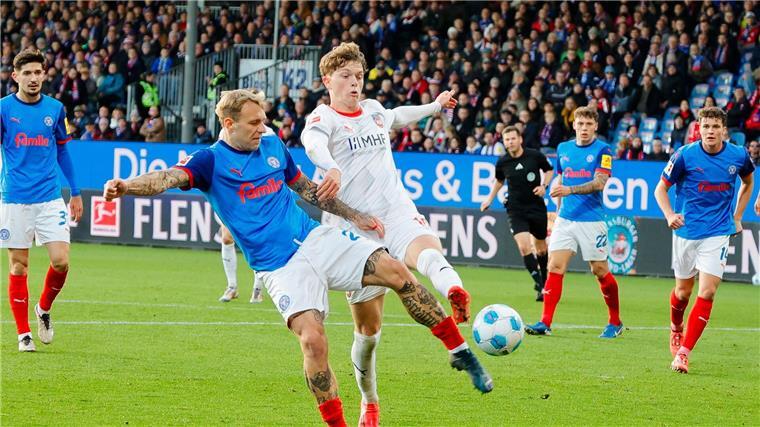 Historisch: Holstein Kiel feiert ersten Bundesliga-Sieg Kiels Tymoteusz Puchacz (l) und Heidenheims Paul Wanner kämpfen um den Ball.