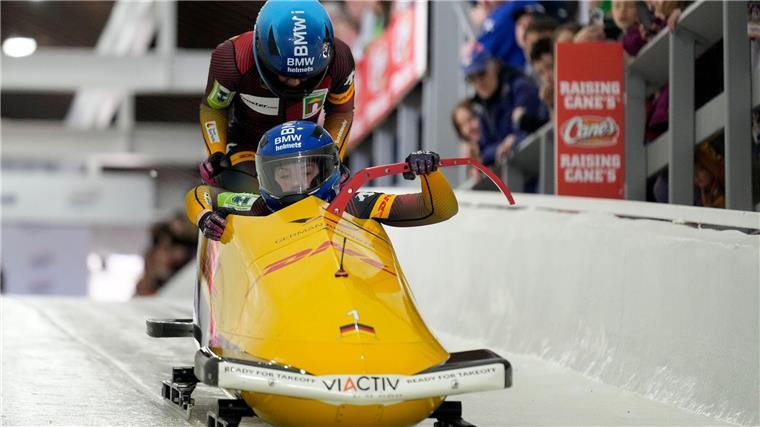 Zweierbob-Olympiasiegerinnen Nolte/Levi holen WM-Gold Laura Nolte (vorne) und Deborah Levi stehen vor ihrem ersten WM-Titel im Zweierbob.