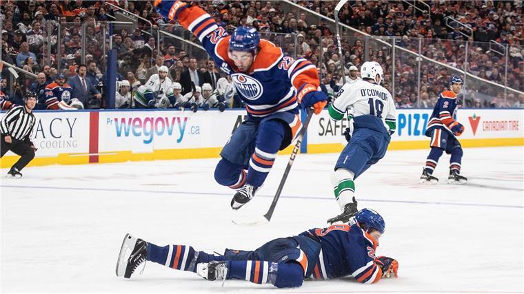 Nächster Sieg für NHL-Trainer Sturm mit den Boston Bruins Leon Draisaitl liegt auf dem Eis, trifft aber später zum 3:1-Endstand.