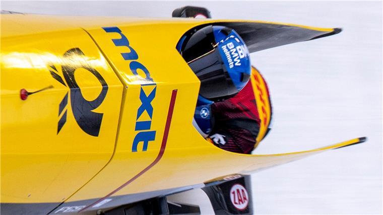 Eine Hundertstel vorn: Buckwitz siegt auch im Zweierbob Lisa Buckwitz (vorn) und Kira Lipperheide gewinnen in Winterberg im Zweierbob.